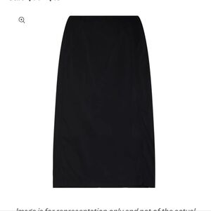 Patagonia black knee length midi skirt zippered slit size 10